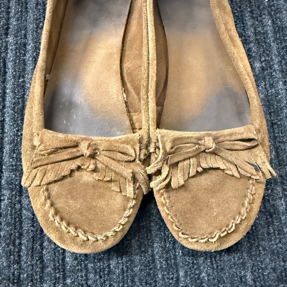 Minnetonka Women's Kilty hardsole moccasins in brown suede leather - Picture 2 of 10